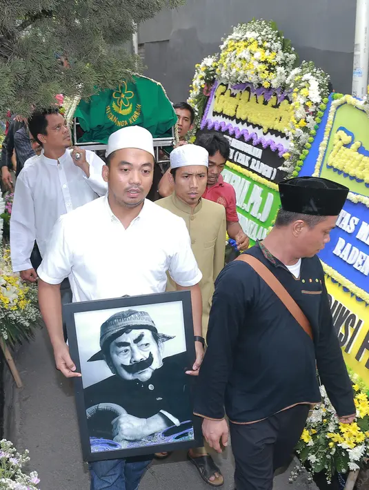 Terlihat kerabat dan keluarga beramai-ramai menghantarkan sosok teladan yang juga telah menjadi legenda pendongeng anak-anak Indonesia. Pak Raden dikenal sebagai pencipta tokoh serial ‘Si Unyil’. (Galih W. Satria/Bintang.com)