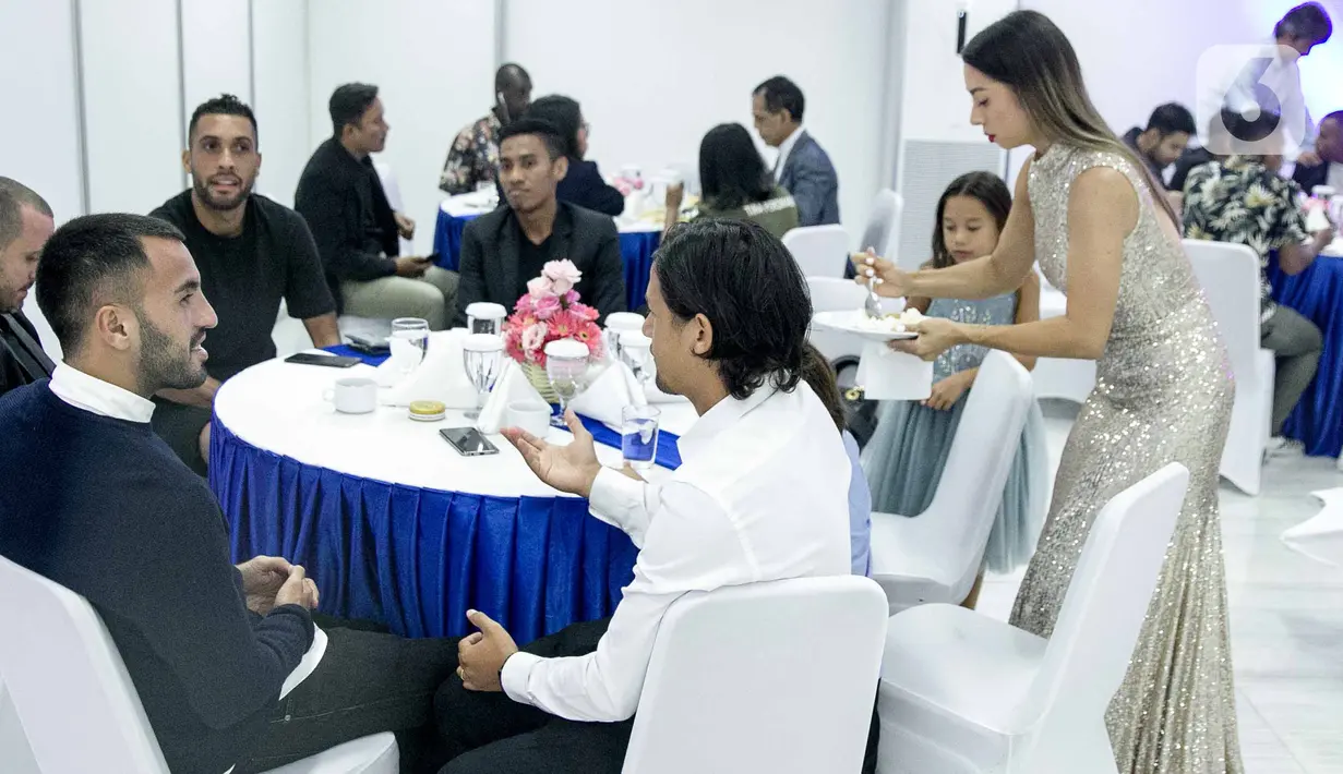 Pemain Bali United, Irfan Bachdim (kemeja putih) berbincang dengan para pesepakbola saat menghadiri gelaran Indonesian Soccer Award 2019 di Studio 6 Indosiar, Jakarta, Jumat (10/1/2020). (Liputan6.com/Faizal Fanani)