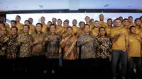 Para pemain dan petinggi Bhayangkara FC foto bersama saat launching tim di Hotel Borobudur, Jakarta, Jumat (23/2/2018). Bhayangkara FC memperkenalkan pemain dan jersey baru untuk musim Liga Indonesia musim 2018. (Bola.com/M Iqbal Ichsan)