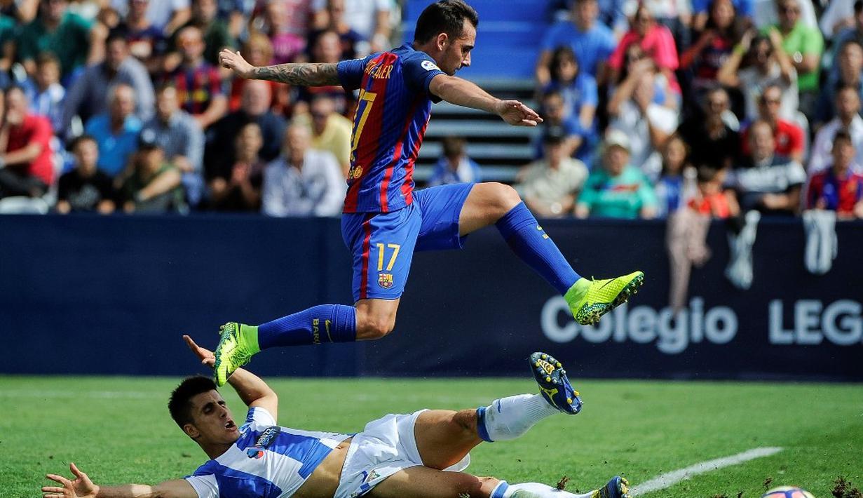Pemain Barcelona, Paco Alcacer, menghindari sapuan pemain Leganes, Victor Diaz, pada laga lanjutan La Liga 2016-2017, di Estadio Municipal de Butarque, Sabtu (17/9/2016). (AFP/Pedro Armestre)