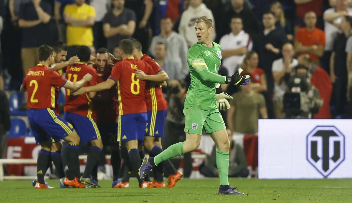  Kiper Inggris, Joe Hart, terlihat kesal atas gol pemain Spanyol, Santi Cazorla, pada laga persahabatan di Stadion Jose Rico Perez, Spanyol, Sabtu (14/11/2015) dini hari WIB. Inggris kalah 0-2 dari Spanyol. (Action Images via Reuters/Carl Recine)