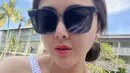 <p>Kaca mata hitam lebar tak membuat aura Dhena Devanka terhalang, bukan? Kecantikannya makin terpancar dengan gaya fashionable. (Instagram/dhenaaldhaliadevanka)</p>