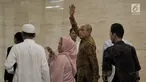 Mantan Kas Kostrad Kivlan Zen melambaikan tangan saat akan menjalani pemeriksaan di Gedung Bareskrim Mabes Polri, Jakarta, Senin (13/5/2019). Kivlan Zen dipanggil penyidik Bareskrim terkait kasus dugaan penyebaran berita bohong dan makar. (merdeka.com/Iqbal Nugroho)