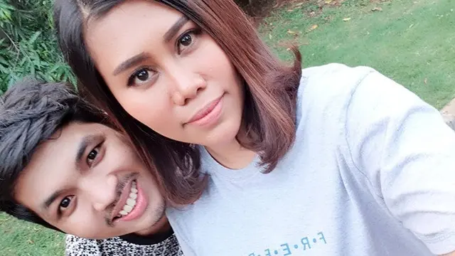 7 Potret Mesra Evi Masamba dan Sang Suami yang Jarang Tersorot