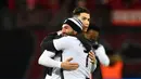 Seorang penyusup yang masuk ke lapangan memeluk Cristiano Ronaldo saat laga Juventus melawan Bayer Leverkusen pada pertandingan Liga Champions di Bay Arena, Leverkusen, Jerman, Rabu (11/12/2019). (AP Photo/Martin Meissner)