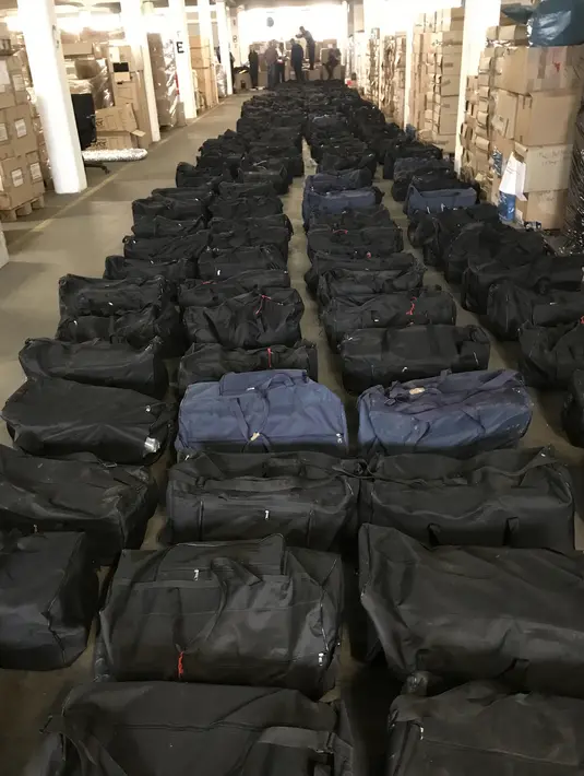 Ratusan tas berisi kokain ditunjukkan di Hamburg, Jerman (2/8/2019). Bea Cukai Hamburg mengatakan obat-obatan terlarang itu ditemukan dua minggu lalu di sebuah peti kemas yang menuju Belanda dari Uruguay selama pencarian di kota pelabuhan utara Hamburg. (Hamburg Customs Investigation Office/AFP)