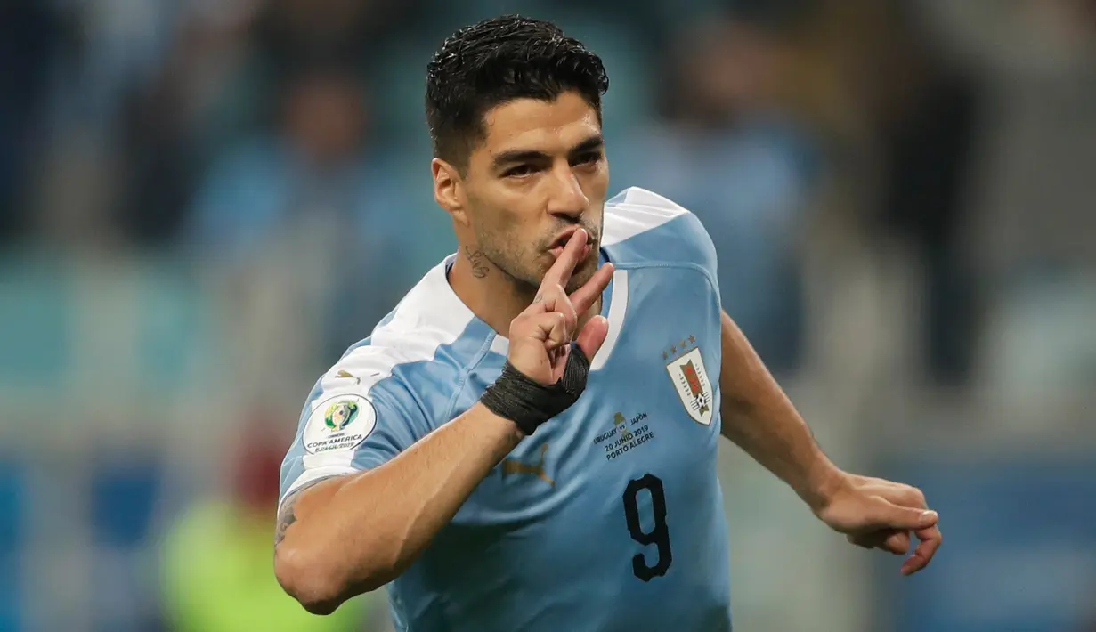 Striker Uruguay, Luis Suarez usai mencetak gol ke gawang Jepang selama pertandingan grup C Copa America 2019 di Arena Gremio di Porto Alegre, Brasil (20/6/2019). Jepang bermain imbang 2-2 atas Uruguay. (AP Photo/Edison Vara)
