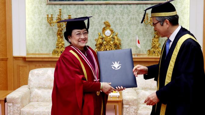 Ketua Umum Partai Demokrasi Indonesia (PDI) Perjuangan Megawati Soekarnoputri menerima gelar Doktor Honoris Causa (DR HC) dari Universitas Soka, Tokyo. (Foto: Liputan6/ Mohammad Reza Ramadhansyah)