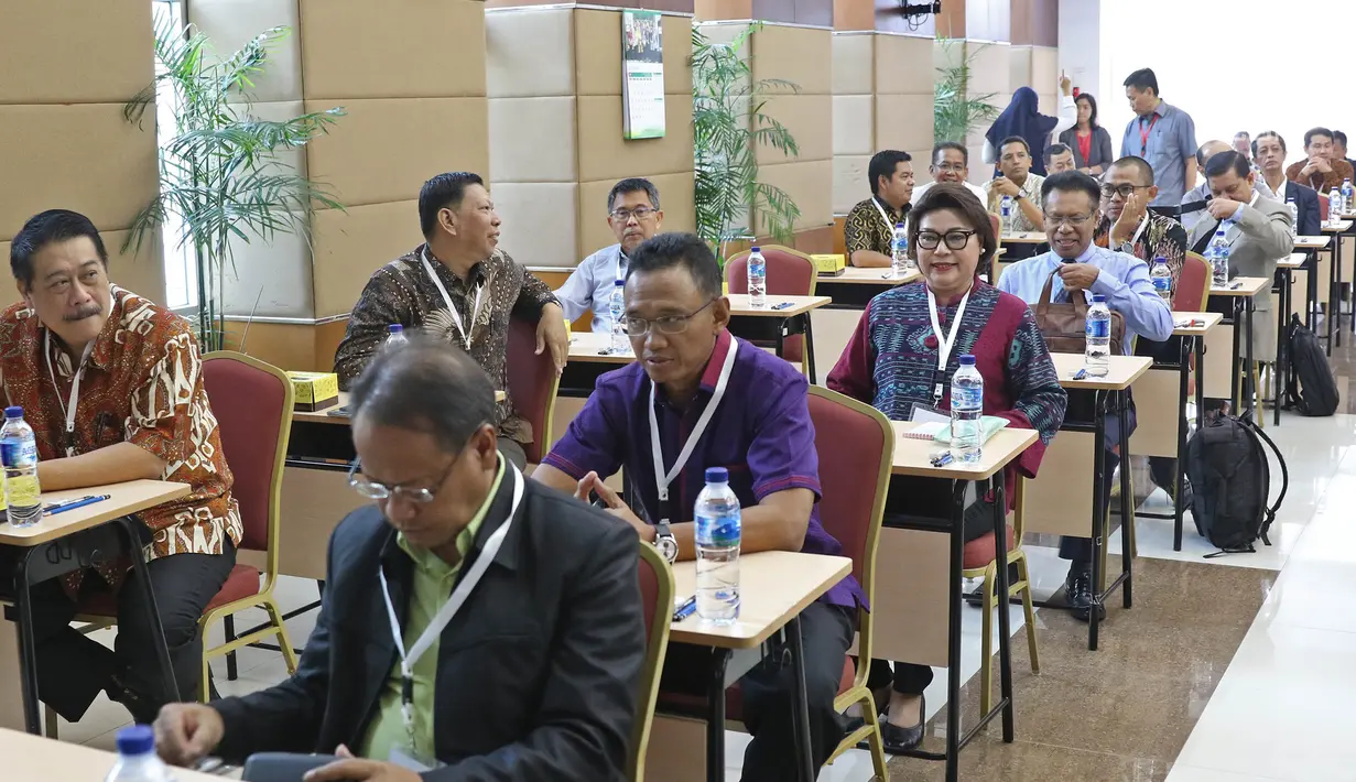 Wakil Ketua Basaria Panjaitan mengikuti tes psikologi di Pusdiklat Kemensetneg, Jakarta, Minggu (28/7/2019). Dalam tes psikologi ini diikuti oleh 104 peserta setelah melalui proses seleksi pada tes administrasi. (Liputan6.com/Herman Zakharia)