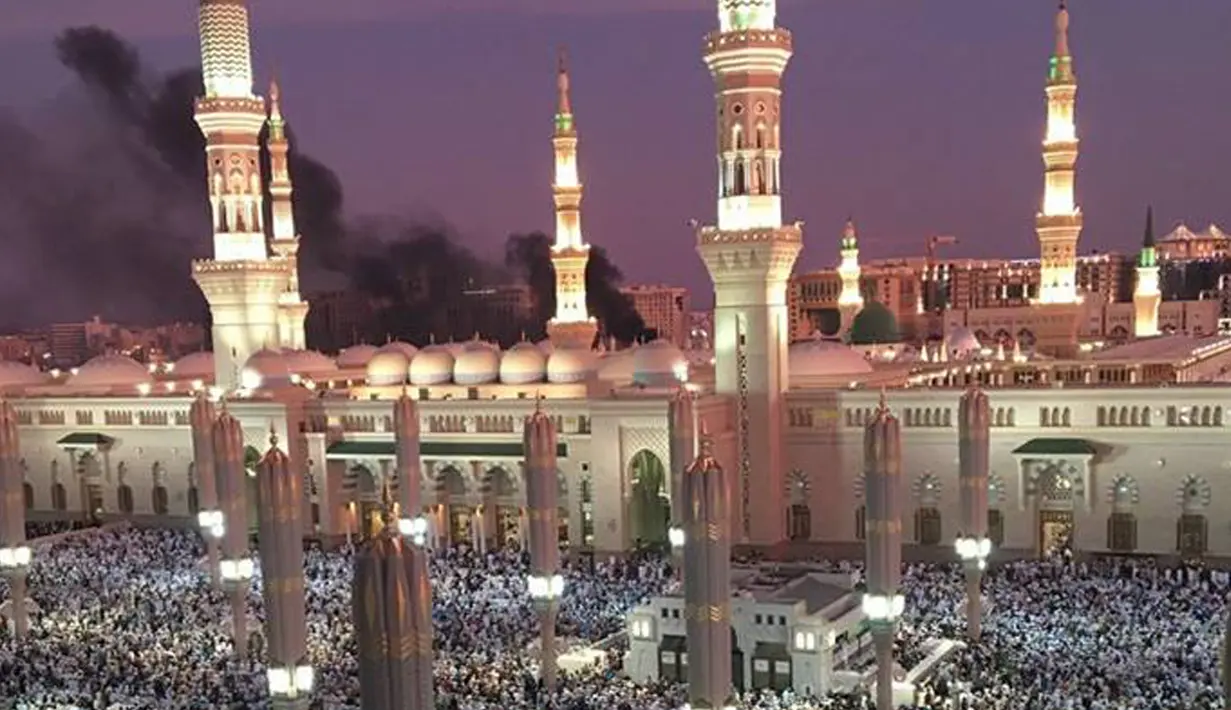 Asap hitam membumbung di dekat Masjid Nabawi, Arab Saudi, Senin (4/7). Diduga terjadi bom bunuh diri yang menyebabkan 5 orang tewas. (Facebook.com/Haramain)