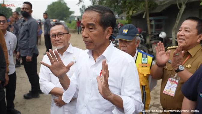 <p>Warganet Geram Lihat Gubernur Lampung Tepuk Tangan dan Senyum Semringah Saat Jokowi Ambil Alih Perbaikan Jalan Rusak. (Doc: YouTube | Sekretariat Presiden)</p>
