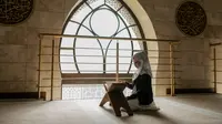 Ilustrasi Islami, muslimah, membaca, belajar, hadis. (Foto oleh Alena Darmel: https://www.pexels.com/id-id/foto/gadis-duduk-arsitektur-jendela-8164713/)