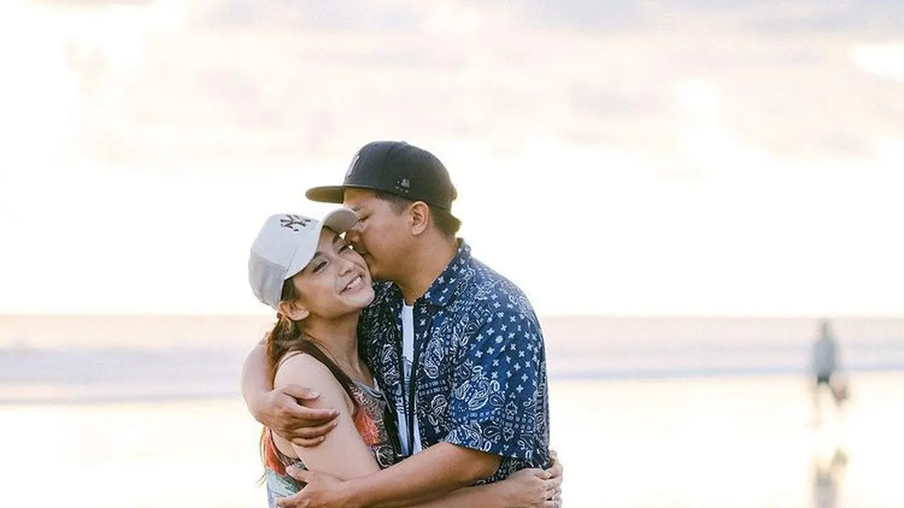 Potret mesra Glenn Alinskie dan Chelsea Olivia. (Foto: Instagram/glennalinskie)