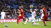 Striker Real Madrid, Rodrygo, melepaskan tendangan ke gawang Galatasaray pada laga Liga Champions di Stadion Santiago Bernabeu, Rabu (6/11). Real Madrid menang 6-0 atas Galatasaray. (AP/Manu Fernandez)