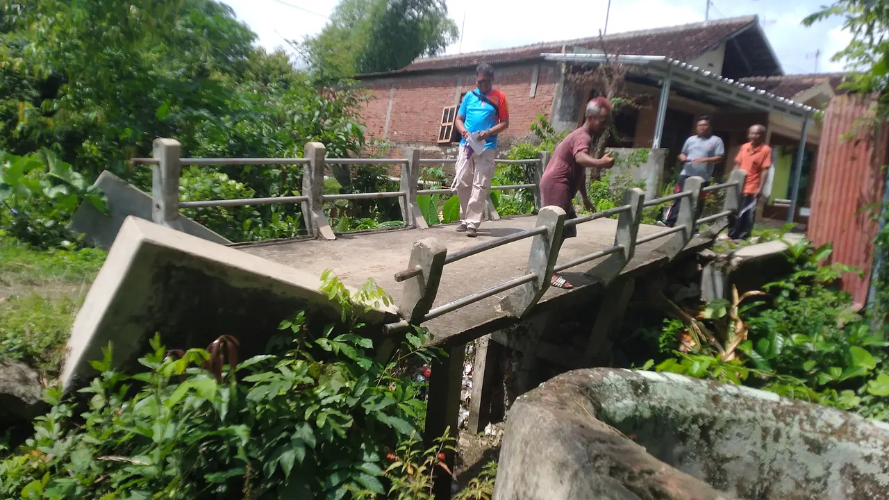 Penampakan jembatan miring di Dukuh Kaliwangan RT 05 RW 03, Kelurahan Mlangsen, Kecamatan Blora, Kabupaten Blora, Jawa Tengah. (Liputan6.com/Ahmad Adirin)