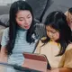 Orangtua dapat membantu anak menggunakan media sosial dengan aman, memahami risiko online, serta tetap menghormati privasi dan kemandirian. (Foto/Dok: Magnific)