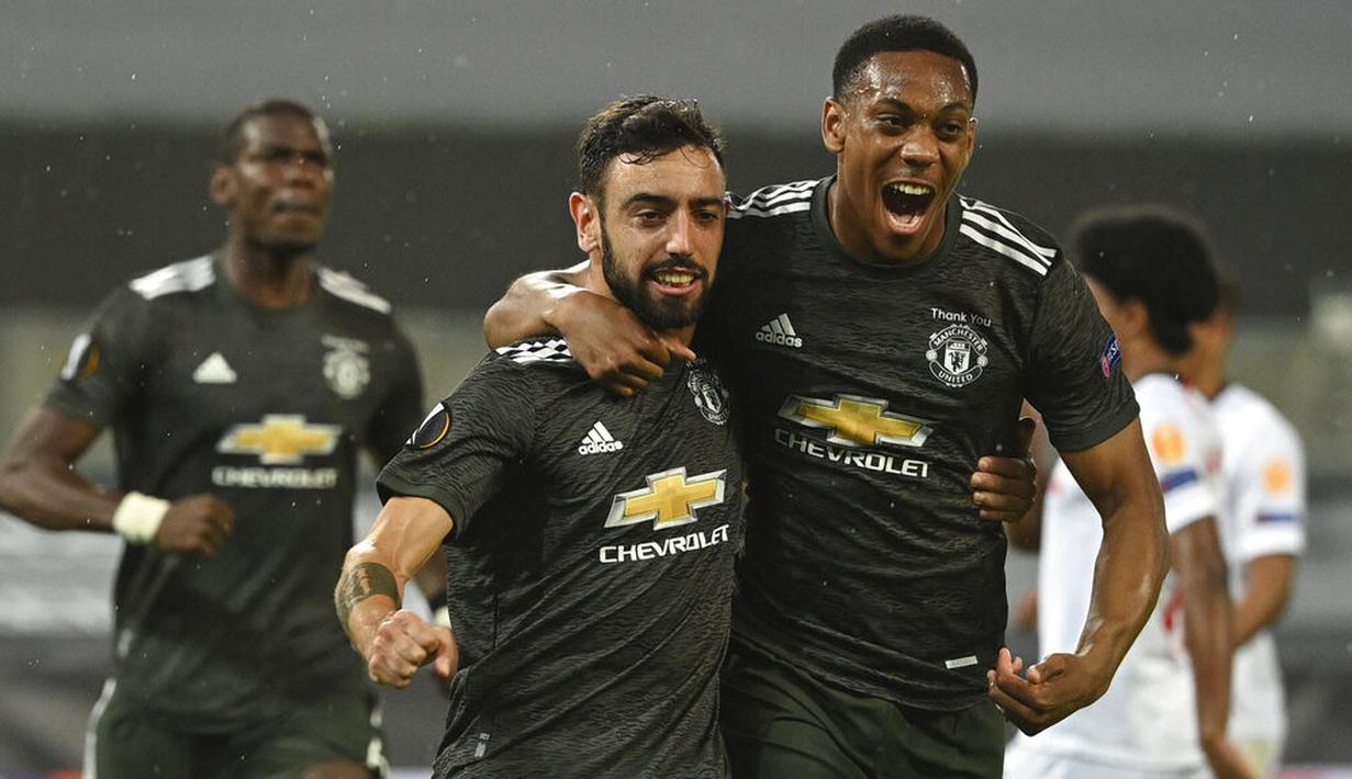 Pemain Manchester United, Bruno Fernandes, melakukan selebrasi usai mencetak gol ke gawang Sevilla pada laga semifinal Liga Europa di Stadion RheinEnergie, Senin (17/8/2020). Sevilla menang 2-1 atas Manchester United. (Ina Fassbender/Pool Via AP)