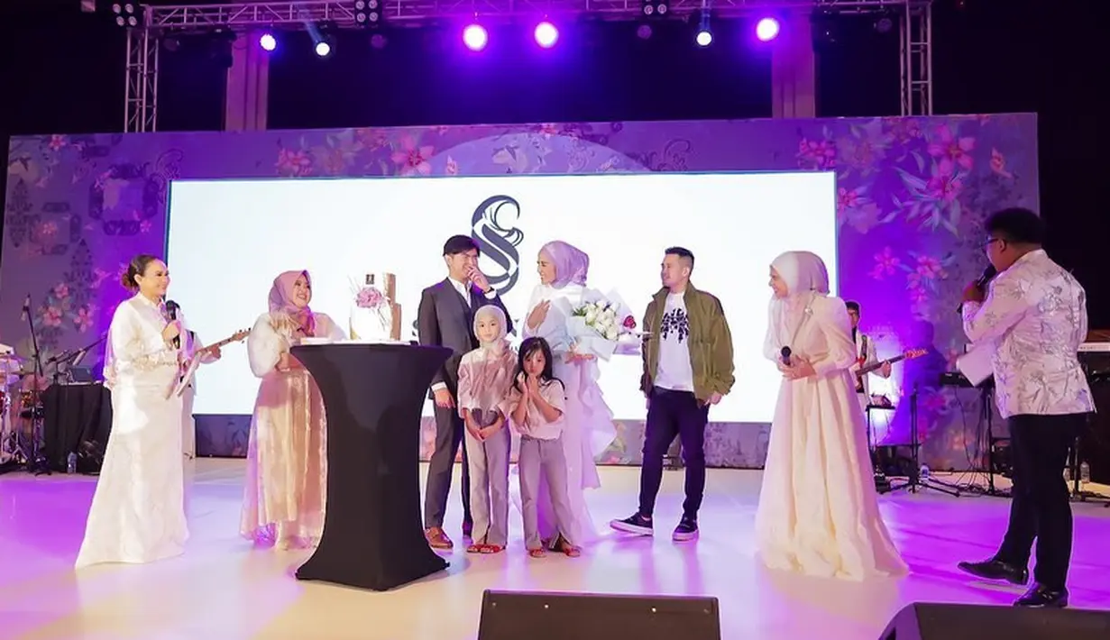 <p>Sebelumnya, Olla Ramlan juga mendapatkan kejutan ulang tahun dari orang-orang tercintanya. Tepat dihari ulang tahunnya, saat hadir acara fashion show, ketiga anaknya memberikan ucapan ultah di panggung. Di belakang anak-anaknya, ada Aufar Hutapea. Mantan suami Olla membawa buket bunga dipersembahkan untuk mantan istrinya. [Instagram/ollaramlan]</p>
