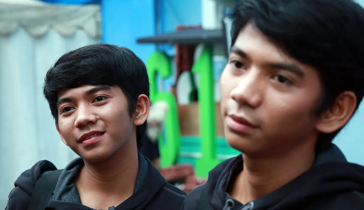 Rupanya selalu berpenampilan sama memang sudah menjadi pesan dari kedua orangtua Rizki dan Ridho. Terlebih profesi ayah mereka yang merupakan penjahit menjadi pendukung penampilan mereka yang selalu kompak. (Deki Prayoga/Bintang.com)