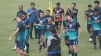 Suasana sesi latihan Persib Bandung menjelang babak perempat final Piala Presiden 2022 di Lapangan Sidolig, Senin (27/6/2022). (Bola.com/Erwin Snaz)