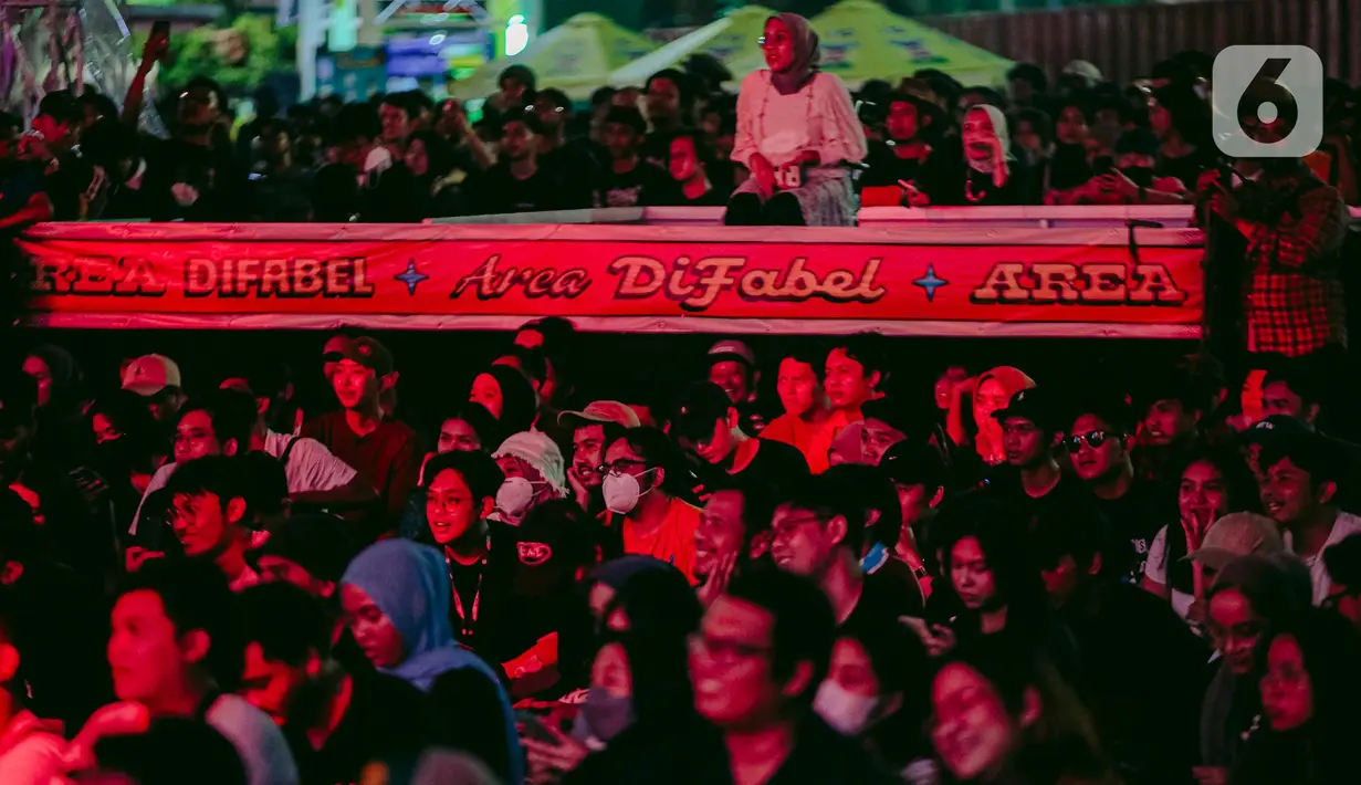 Penonton menyaksikan pertunjukan musik pada hari pertama Synchronize Fest 2022 di Gambir Expo, Kemayoran, Jakarta, Jumat (7/10/2022). Festival musik bergengsi Synchronize Fest 2022 kembali berjalan secara offline selama tiga hari mulai 7, 8, dan 9 Oktober 2022 di Gambir Expo. (Liputan6.com/Faizal Fanani)