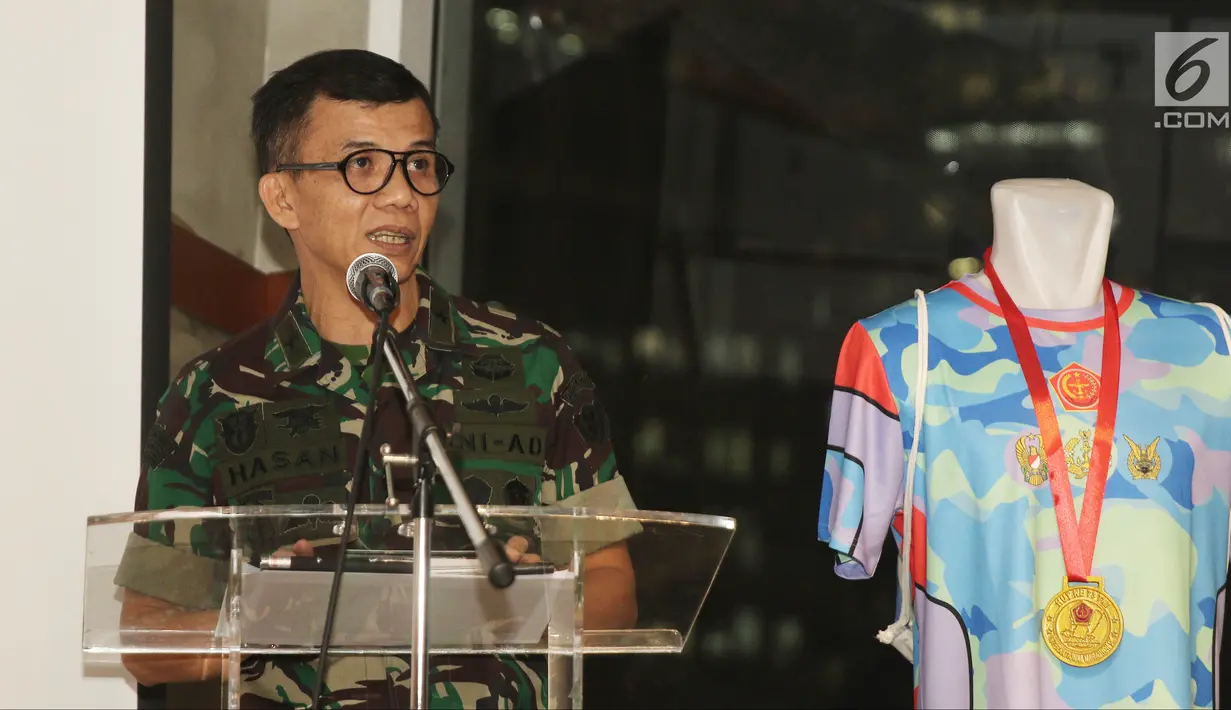 Kadisjasad Brigjen TNI Hasan memberi sambutan pada jumpa pers The Indonesian National Armed Forces International Marathon 2018 di Jakarta, Selasa (26/6). Lomba akan dilangsungkan di Kuta Beach, The Mandalika, Lombok. (Liputan6.com/Herman Zakharia)