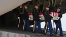 Tim pengangkut Angkatan Darat AS memindahkan peti jenazah berisi sisa-sisa tubuh Sersan Angel S. Rampersad di Pangkalan Angkatan Udara Dover, Delaware, Amerika Serikat,  Rabu, 22 Juli 2026. (AP Photo/Julia Demaree Nikhinson)