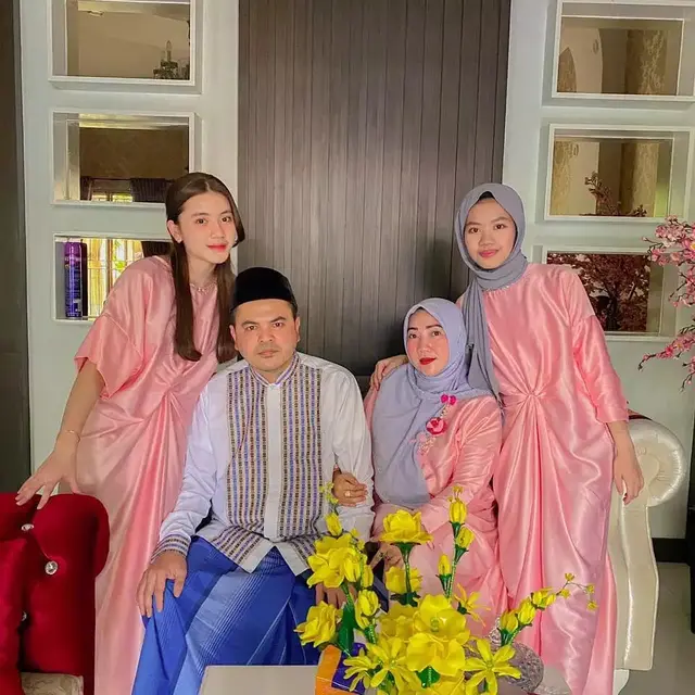 6 Potret Keluarga Haldy Sabri Sebelum Menikah dengan Irish Bella