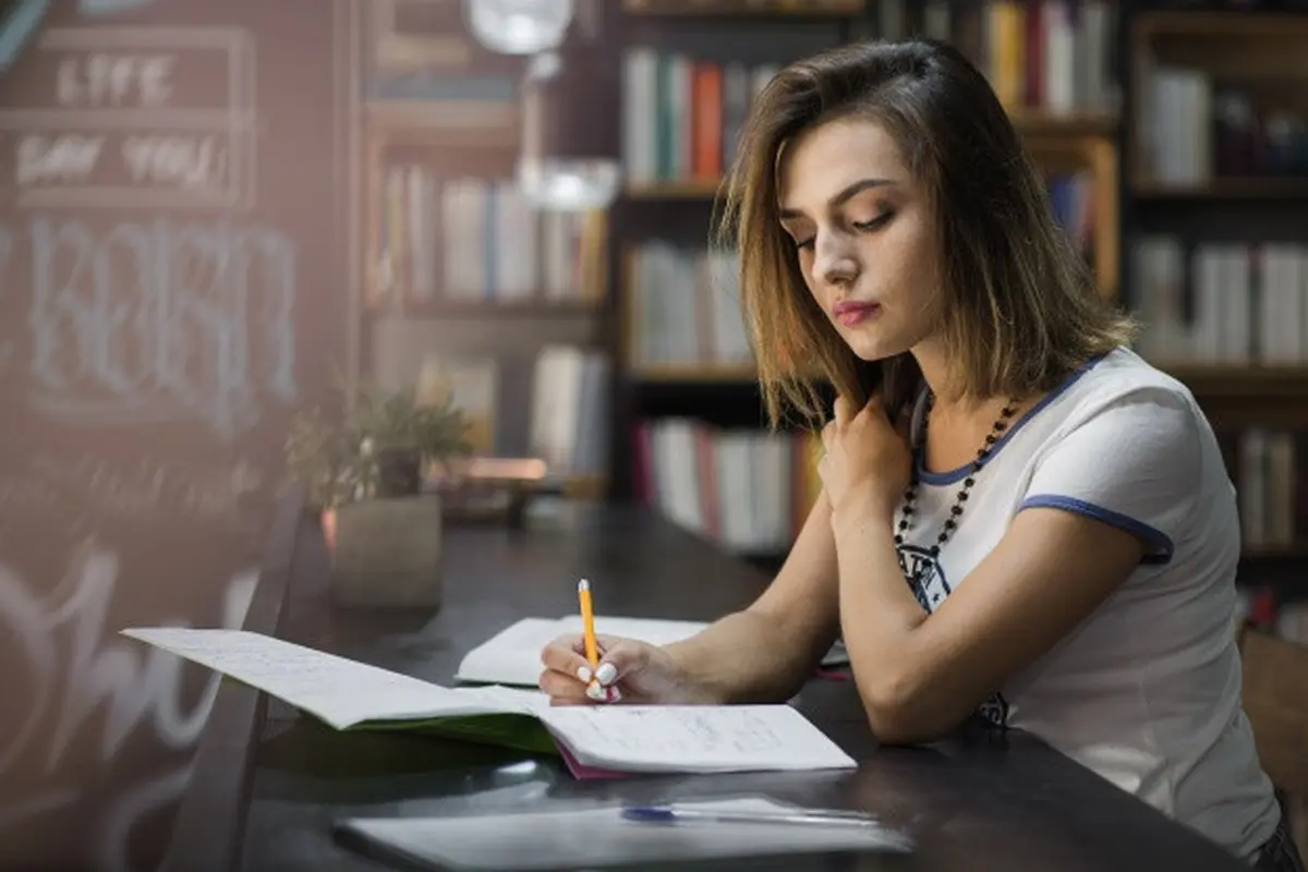 Ilustrasi belajar di perpustakaan, teks negosiasi
