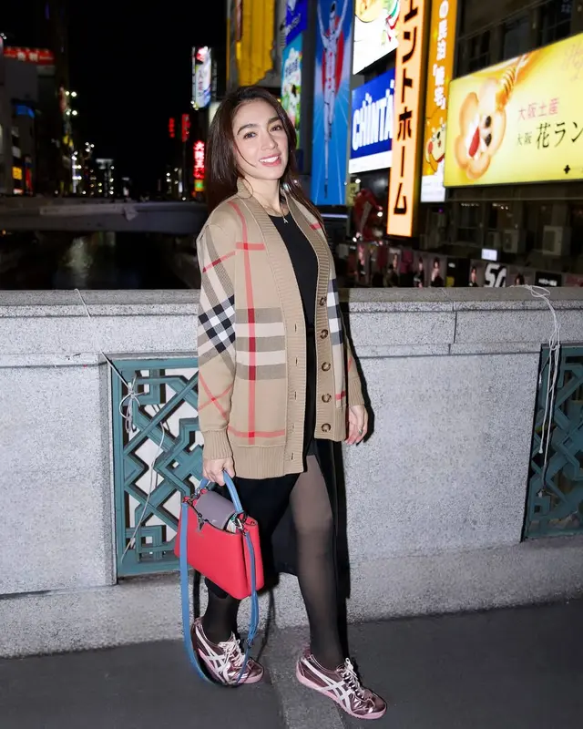 7 Potret Angel Karamoy dan Gusti Ega liburan bareng di Jepang, kedekatannya jadi sorotan