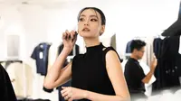 Model Tamara Dai berbagi ulasan soal tren mode jelang akhir 2025. Tahun dan tren fashion terus berganti tapi warna hitam, putih, dan earth tone akan abadi. (Foto: Dok. Istimewa)
