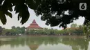 Suasana Perkampungan Budaya Betawi Setu Babakan, Jakarta, Senin (22/6/2020). Danau buatan seluas 30 hektare tersebut kembali dibuka untuk umum setelah sebelumnya ditutup untuk mencegah penyebaran virus corona COVID-19. (Liputan6.com/Immanuel Antonius)
