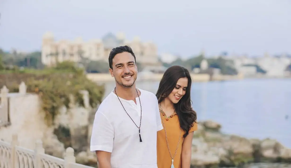 Beberapa hari Hamish Daud dan Raisa melakukan perjalanan wisata di India. Keduanya terlihat mengunjungi Taj Mahal, City Palace di Udaipur, Aman i khas, sebuah kamp margasatwa mewah di Taman Nasional Ranthambore dekat Rajasthan. (Instagram/hamishdw)