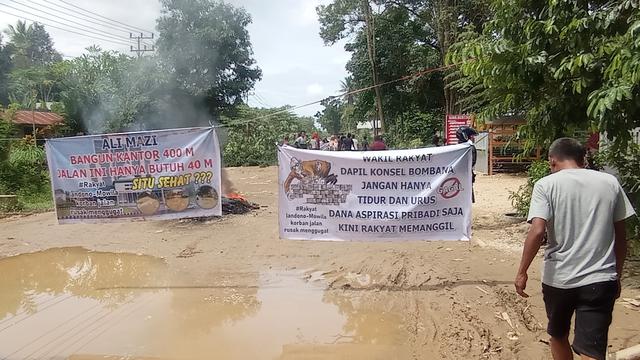 Warga Desa Amotowo Kecamatan Landono Konawe Selatan kesal jalan rusak bertahun-tahun, mereka menebang pohon sehingga pengendara lainnya tidak bisa melintas, Senin (21/11/2022).(Liputan6.com/Ahmad Akbar Fua).