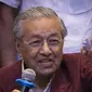 Mahathir Mohamad pada hari Rabu, 9 Mei 2018, saat mendeklarasikan kemenangan oposisi yang dipimpinnya atas koalisi Barisan Nasional yang dinakhodai Najib Razak (AP Photo/Adrian Hoe)