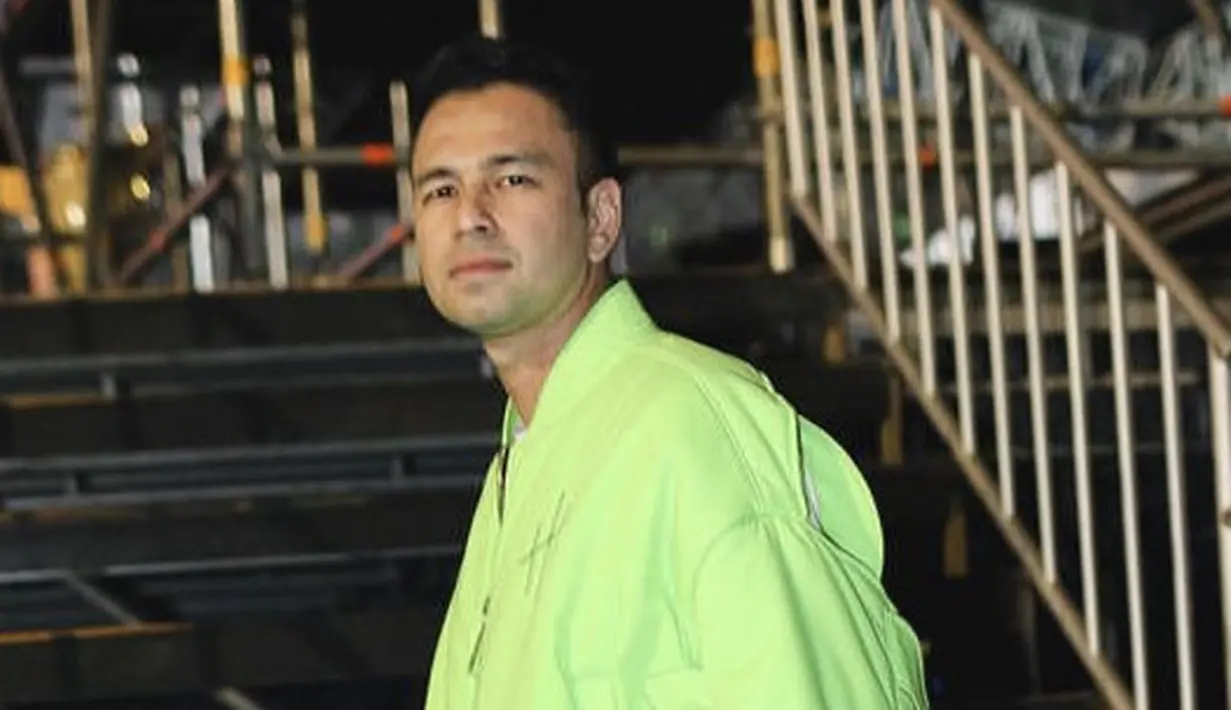 <p>Raffi Ahmad tampil didominasi warna hijau neon. Dari atasan jaket dengan rumbai-rumbai di bagian belakang dan celana oversizenya dari desainer Harry Halim. [@raffinagita1717]</p>