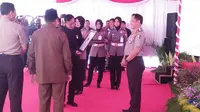 Kepala Kepolisian Republik Indonesia (Kapolri) Jenderal Polisi HM Tito Karnavian menerima penghargaan dari MURI untuk Samsat Apung. Foto: (Hairil Hiar/Liputan6.com)