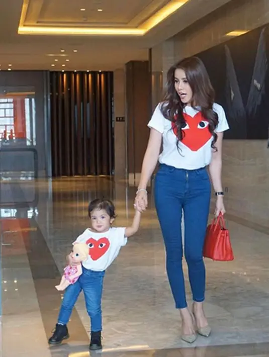 "Weekend Aleena biasanya jalan-jalan doang kayak ke mall, karena ibunya juga suka ke mall, jadi nggak ada spesifik,” ucap Olla Ramlan saat ditemui di kawasan Pondok Pinang, Jakarta Selatan, Sabtu (21/1/2017).  (Instagram/ollaramlanaufar)