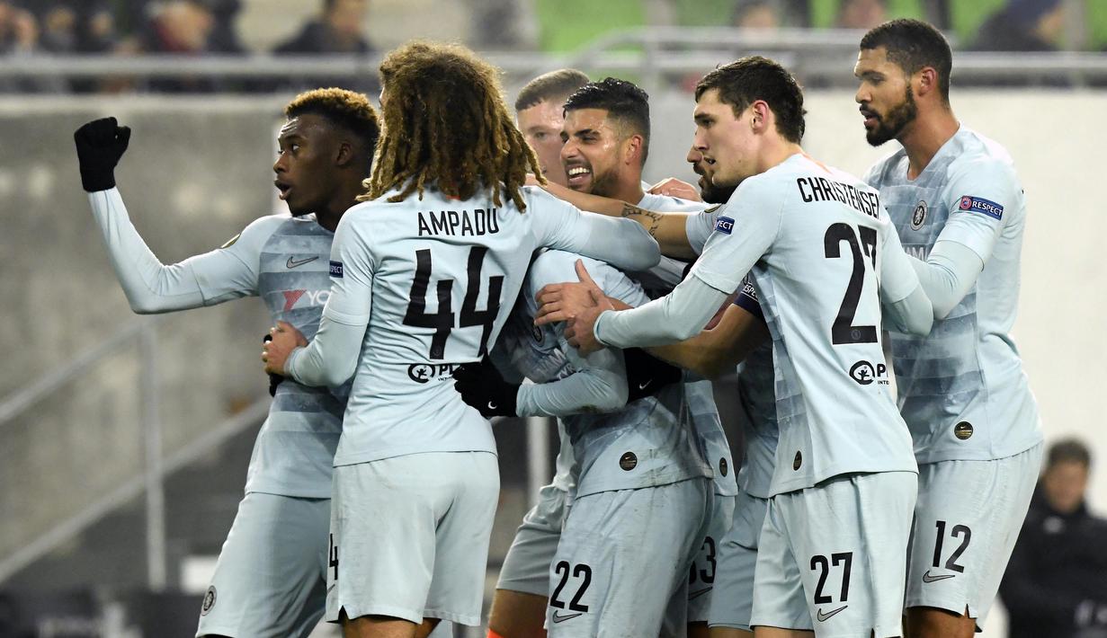 Para pemain Chelsea merayakan gol yang dicetak oleh Willian ke gawang Vidi FC pada laga Liga Europa di Stadion Groupama, Hungaria, Kamis (13/12). Kedua tim bermain imbang 2-2. (AP/Tibor Illyes)