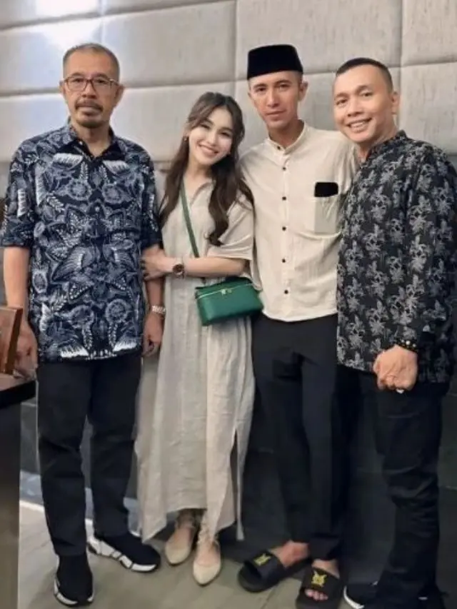 Ayu Ting Ting Kenakan Dress saat Buka Puasa Bersama Calon Suaminya, Muhammad Fardhana. [@ayutingtingfardhana]