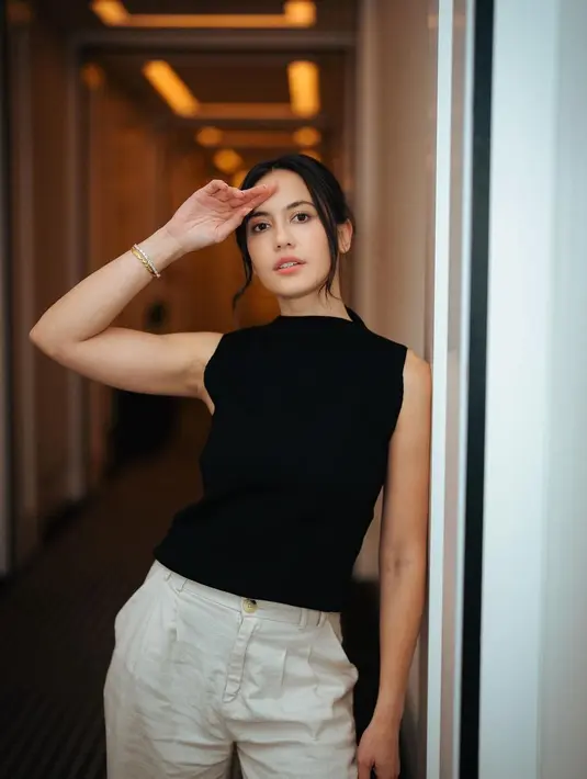 Cantiknya Pevita Pearce di foto ini. Ia menampilkan makeup flawless yang tak berlebihan, bisa jadi inspirasimu tampil ngabuburit. [Foto: Instagram/pevpearce]