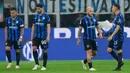Pemain Inter Milan tampak lesu setelah menelan kekalahan dari AC Milan dalam laga leg kedua semifinal Coppa Italia di Stadion Giuseppe Meazza, Kamis (24/4/2025) dini hari WIB. (AP Photo/Luca Bruno)