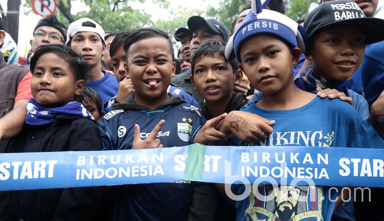 Bobotoh cilik meramaikan jalan santai di Stadion Siliwangi, Bandung, Minggu (2/4/2017. Jalan Santai ini merupakan rangkaian dari Peluncuran Tim Persib Bandung. (Bola.com/Nicklas Hanoatubun)