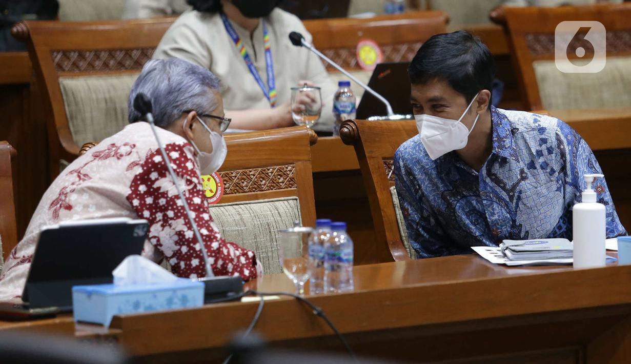 Wakil Menteri Kesehatan Dante Saksono Harbuwono (kanan) berbincang disela rapat kerja dengan Komisi IX DPR di Senayan, Jakarta, Senin (23/5/2022). Rapat membahas kondisi terkini kasus hepatitis akut dan langkah-langkah penanganannya dan membahas persiapan transisi pandemi menuju endemi termasuk penanganan emerging desease. (Liputan6.com/Angga Yuniar)