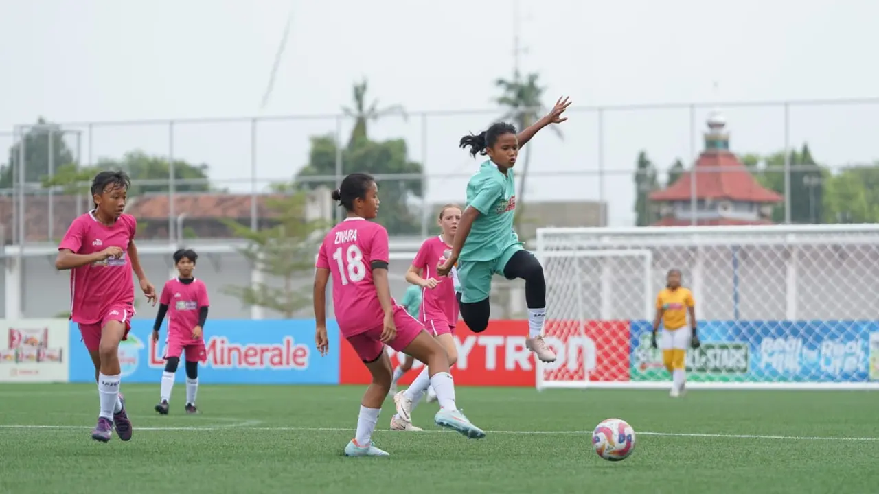 Tim All Stars Kudus (jersey hijau tosca) menghentikan ambisi Tim All-Stars Tangerang dengan skor tipis 2-0 yang dicetak Asyifa Sholawa. (Liputan6.com/istimewa)