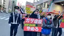 Zaskia Adya Mecca sedang berada di Jepang. Saat sedang di Ginza, Tokyo terdengar suara keras kumpulan orang menyuarakan aksi bela Palestina. Istri Hanung itu tak kuasa menahan air mata dan kemudian ikut bergabung. [Instagram/zaskiadyamecca]