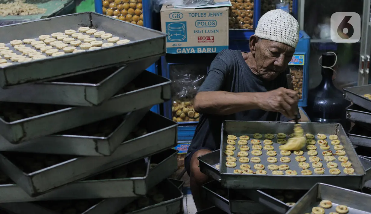 Meski sejumlah bahan baku untuk kebutuhan pembuatan kue kering mengalami kenaikan harga, namun tidak menyurutkan para perajin kue kering rumahan berhenti produksi. (Liputan6.com/Herman Zakharia)