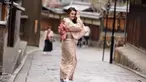 Belum lama ini Michelle Ziudith unggah foto pakai kimono saat di Jepang. Pamer senyuman tipis sembari memegang rambutnya yang diterbangkan angin, artis berusia 28 tahun ini bikin pangling. Unggah dua foto tampak depan dan tampak belakang, netizen salfok dengan tatanan rambut panjang Michelle yang ditatat dengan unik. (Liputan6.com/IG/@michelleziu)