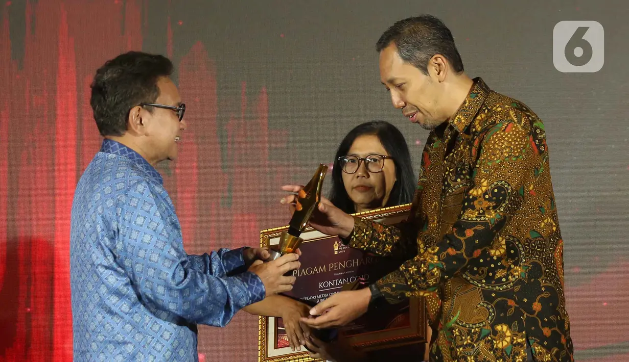 Pemimpin Redaksi Liputan6.com, Titis Widyatmoko (kanan) saat menerima penghargaan dari Otoritas Jasa Keuangan (OJK) untuk Kategori Media Online Terproduktif SubKategori Media Umum pada acara OJK Apresiasi Media Massa, Jakarta, Selasa (2/12/2025). (Liputan6.com/Helmi Fithriansyah)