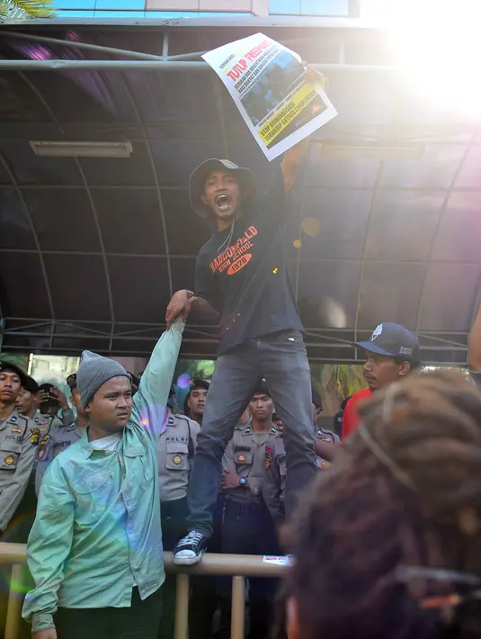 Peserta demo menunjukkan poster saat menggelar aksi di depan Kantor PT Freeport Indonesia, Jakarta, Kamis (29/3). Mereka meminta diberikannya hak rakyat Papua Barat untuk menentukan nasib sendiri. (Merdeka.com/Iqbal S Nugroho)